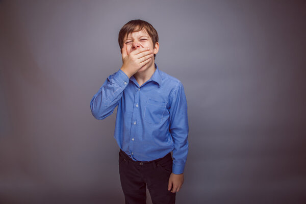 подросток 10 лет европейского вида сонный, зевающий
,