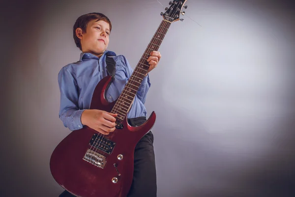 Έφηβο αγόρι 10 χρόνια την αξία των Ευρωπαϊκής εμφάνιση παίζει gu — Φωτογραφία Αρχείου
