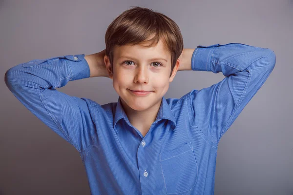 Tonåring pojke på en grå bakgrund — Stockfoto