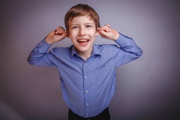 Adolescente riendo tirando de sus orejas —  Fotos de Stock