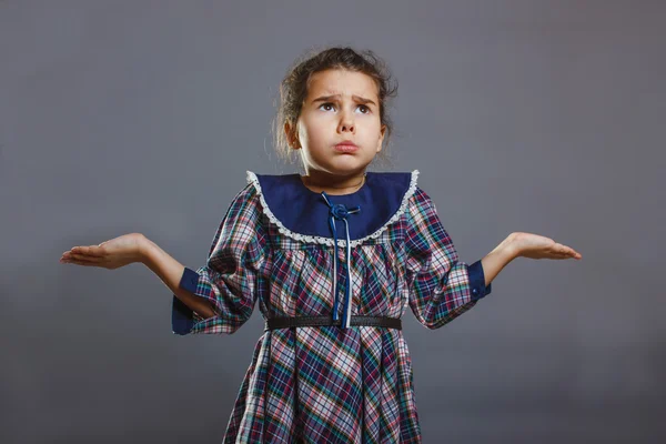 Baby flicka kastar upp sina händer i misstro isolerade — Stockfoto