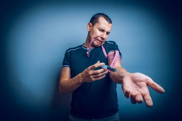 De man van Europees uiterlijk brunet stokken in de hand een drug addi — Stockfoto