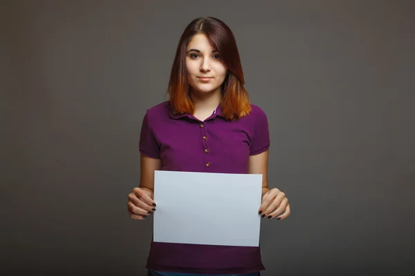 Kvinna tjej på en grå bakgrund med papper — Stockfoto