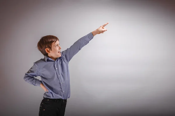 Ragazzo adolescenza europeo aspetto marrone un punto dito su — Foto Stock