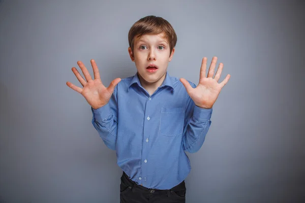 Pojken tog upp sina händer, handflatorna utåt — Stockfoto