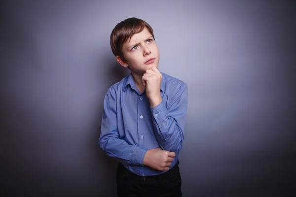 Jongen in het shirt denken — Stockfoto