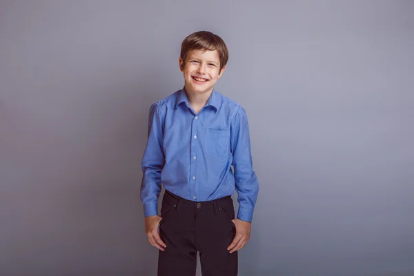 Ragazzo adolescente aspetto europeo capelli castani ridere, felicità — Foto Stock