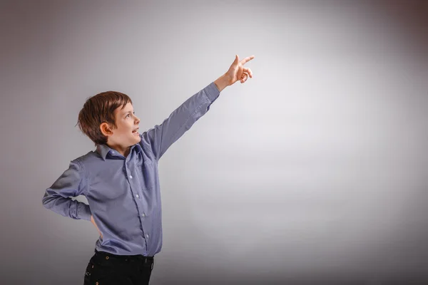 Junge teenager europäisch aussehen dunkelbraun zeigt seine hand nach oben auf — Stockfoto