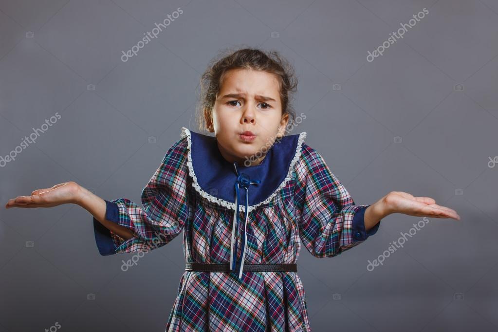 удивлённо разводит руками. девочка разводящая руками. девушка руки в стороны. девушка с вытянутыми руками. девочка хочет на руки.