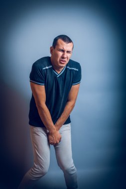 adam Avrupa görünüm brunet ellerini tutarak