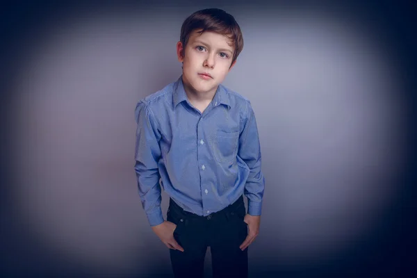 Retrato de un niño adolescente Aspecto europeo Cruz marrón pr —  Fotos de Stock