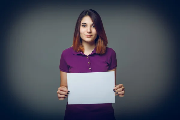 Ritratto di una giovane ragazza con i capelli castani aspetto europeo, ho — Foto Stock