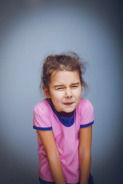 Genç kız 5 yıl Avrupa görünüm karın ağrısı olan bir — Stok fotoğraf
