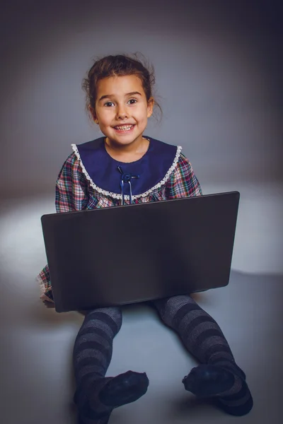 Teen dziewczyna 5 lat o Europejskim wyglądzie odgrywa laptopa — Zdjęcie stockowe