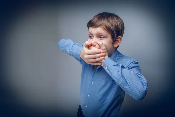 Teenager boy 10 years of European appearance closed mouth with h — Stock Photo, Image