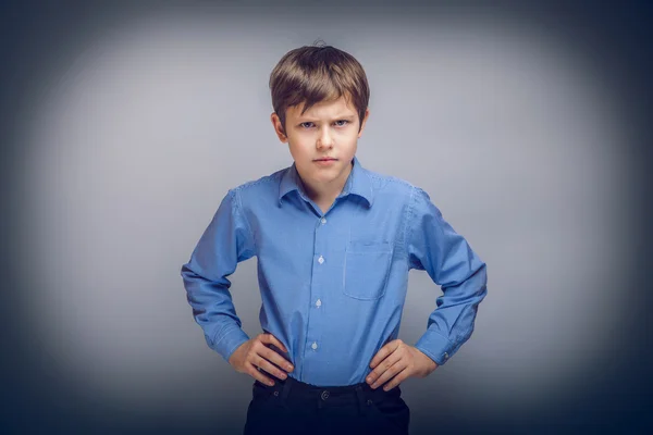 10 代少年怒って手腰灰色背景にクロス プロセス — ストック写真