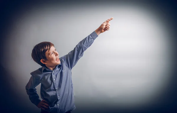 Adolescente menino de 10 anos de aparência europeia mostrando polegar para cima — Fotografia de Stock