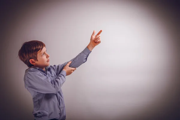 Teenager boy of 10 years European appearance shows up on a gr — Stock Photo, Image