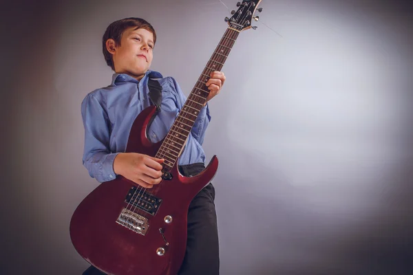 Teenager boy years worth of European appearance playing gu — Stock Photo, Image