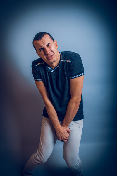 tman европейский внешний вид брюнет прижал руки к
