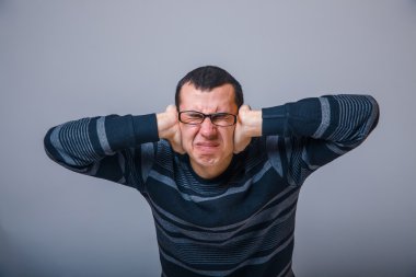 Avrupa görünümlü adam gözlüklü, ellerini coverin 30 yıl