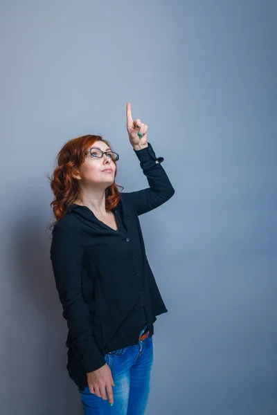 Brunette vrouw verschijnt dertig jaar duim op blauwe achtergrond — Stockfoto