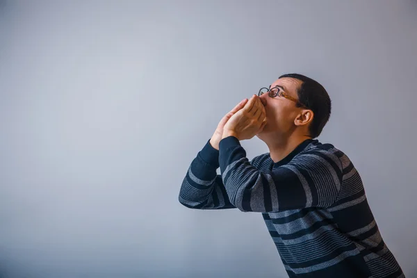 Europeu - olhando o homem de 30 anos com óculos, chamando, grito — Fotografia de Stock