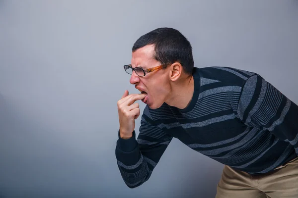 Человек европейского внешнего вида лет больной пальцы в рот — стоковое фото