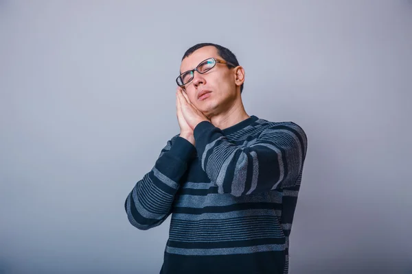 Europäisch aussehender Mann mit Brille will schlafen — Stockfoto
