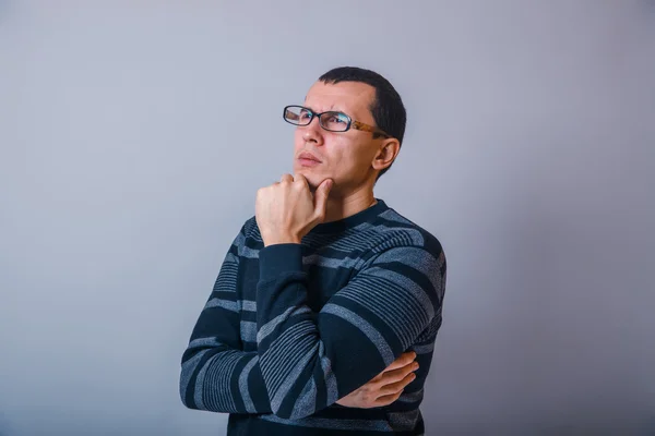 Europese uitziende man jaar in glazen, denken — Stockfoto