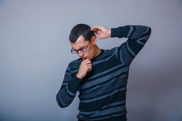 Europese uitziende man jaar in glazen, denken — Stockfoto