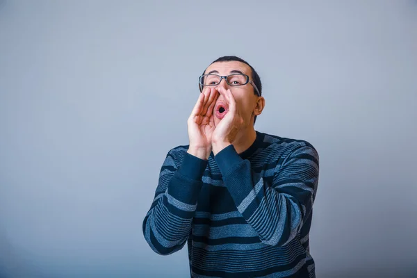 Europese uitziende man jaar met bril, bellen, schreeuwen — Stockfoto