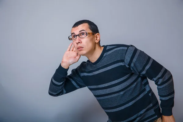 Hombre de aspecto europeo años con gafas, escucha —  Fotos de Stock