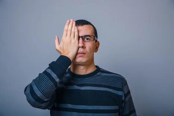 Hombre de aspecto europeo de 30 años con gafas, ponga su mano encima —  Fotos de Stock