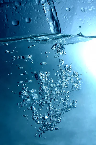 Bulles et gouttes de jet d'eau bleu — Photo