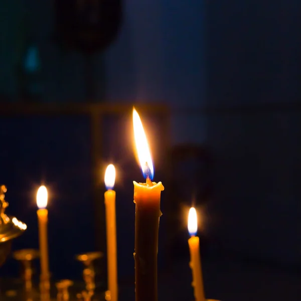Velas de iluminación en la iglesia ortodoxa rusa — Foto de Stock