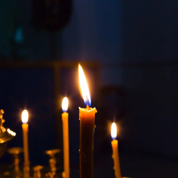 Velas de iluminación en la iglesia ortodoxa rusa —  Fotos de Stock