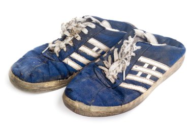 Beyaz arkaplanda izole edilmiş eski spor ayakkabılar