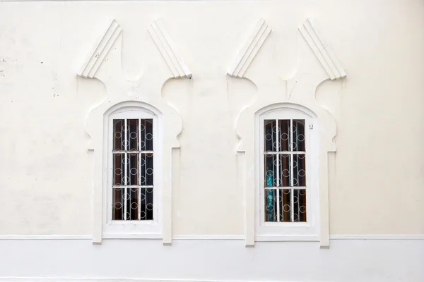 Deux fenêtres sur l'ancienne texture du mur avec du plâtre — Photo
