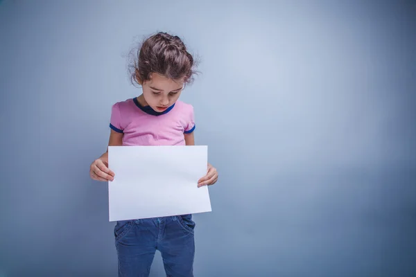 Mädchen 6 Jahre europäisches Aussehen hält eine weiße Tafel, l — Stockfoto