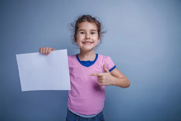 Girl child 6 years of European appearance holds a clean sheet on — Stock Photo, Image