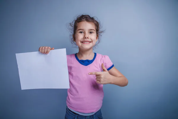 Meisje kind houdt 6 jaar Europees uiterlijk een schone lei op — Stockfoto