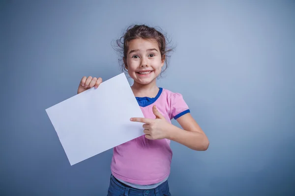 Meisje kind 6 jaar Europees uiterlijk houdt een schone lei, s — Stockfoto