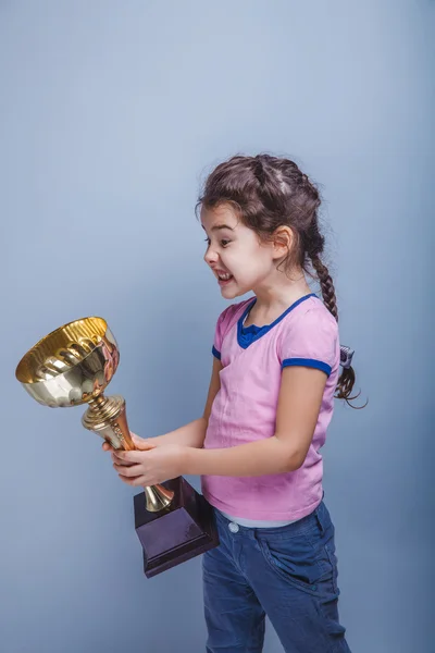 Girl child 6 years of European appearance holds a cup in his han — Stock Photo, Image