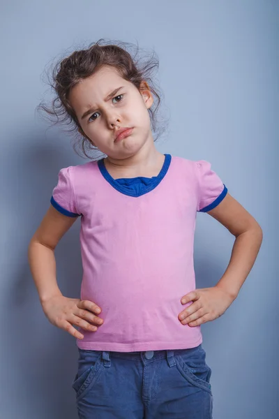 Bambina di aspetto europeo 6 anni mani sui fianchi, ange — Foto Stock