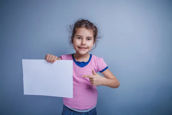 Meisje kind houdt 6 jaar Europees uiterlijk een schone lei — Stockfoto