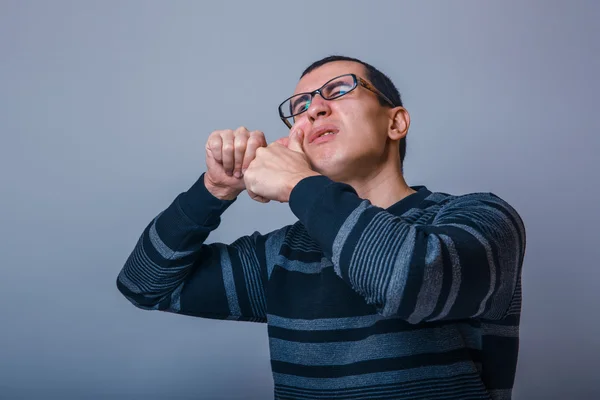 Europese uitziende man van ongeveer dertig brunet crushes acne op je — Stockfoto