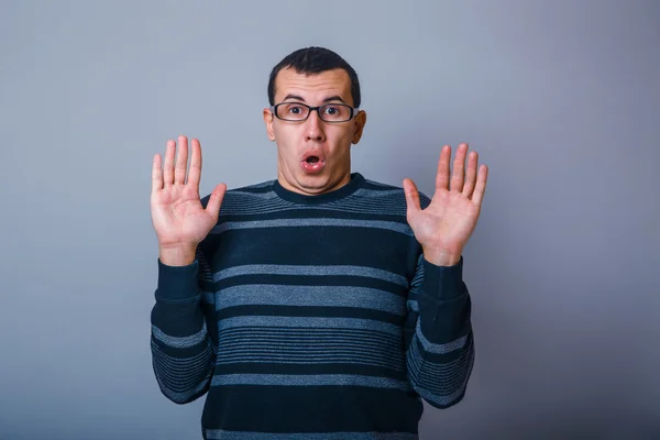 Europese uitziende man van ongeveer dertig brunet verhoogd zijn handen pa — Stockfoto