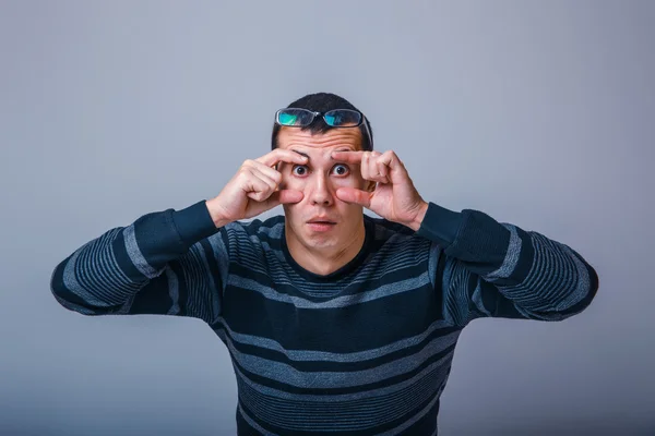 Homem de aparência europeia de cerca de trinta morenas estende os olhos com — Fotografia de Stock