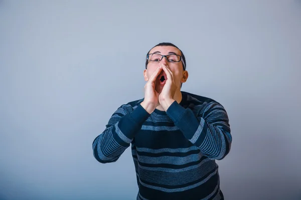 Hombre de aspecto europeo de 30 años con gafas, llamando, gritando — Foto de Stock